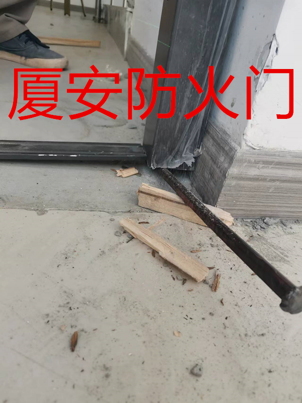 安裝鋼質(zhì)防火門.jpg